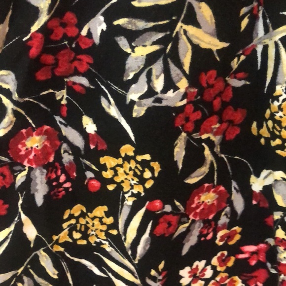 Donated!!!🚨Last chance‼️Floral top - Picture 5 of 7